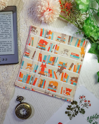 Cover rigida rimovibile per ebook reader Kindle e Kobo "Gatti in libreria rosa"