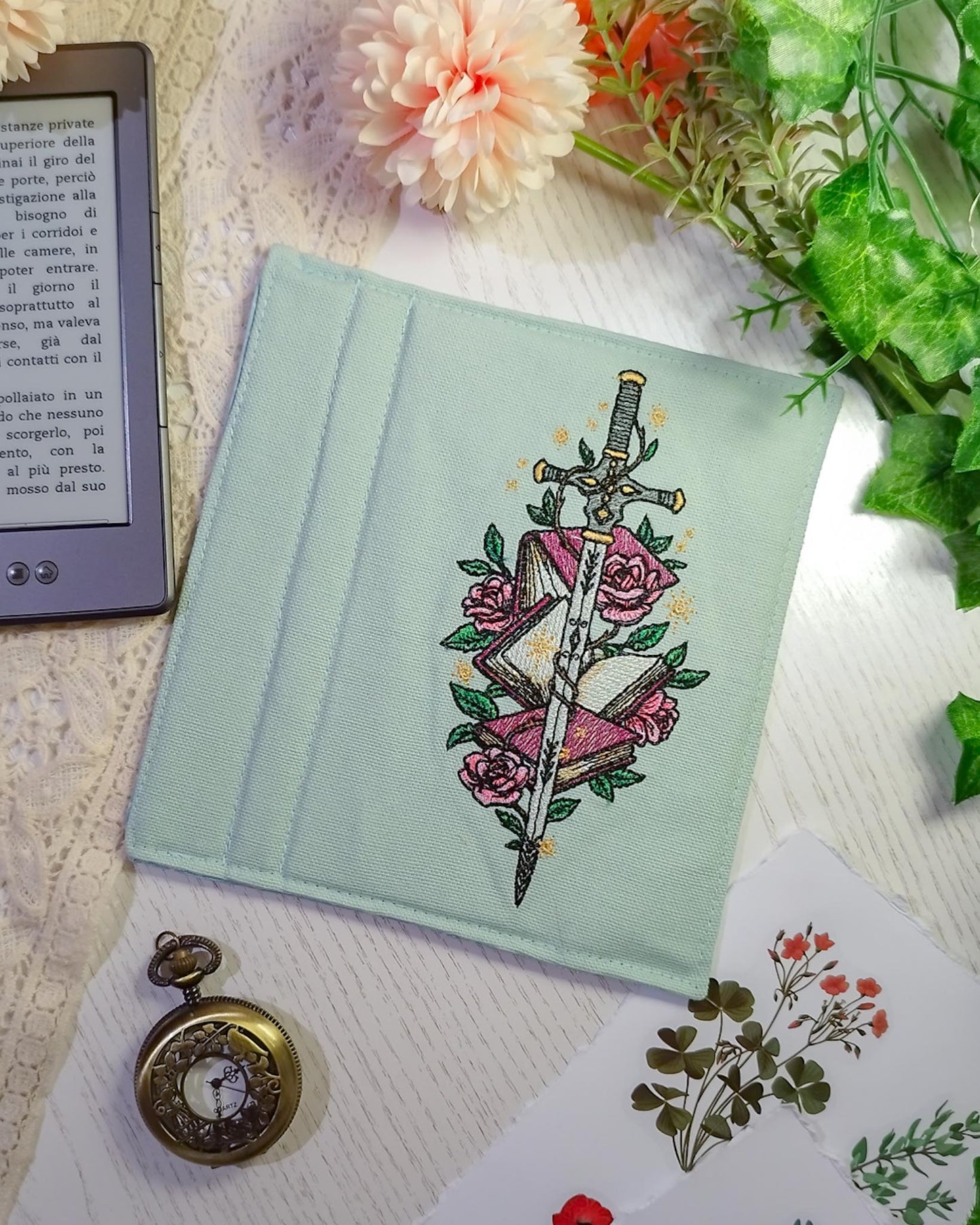 Cover rigida rimovibile ricamata per Kindle e Kobo "Spada e libri"