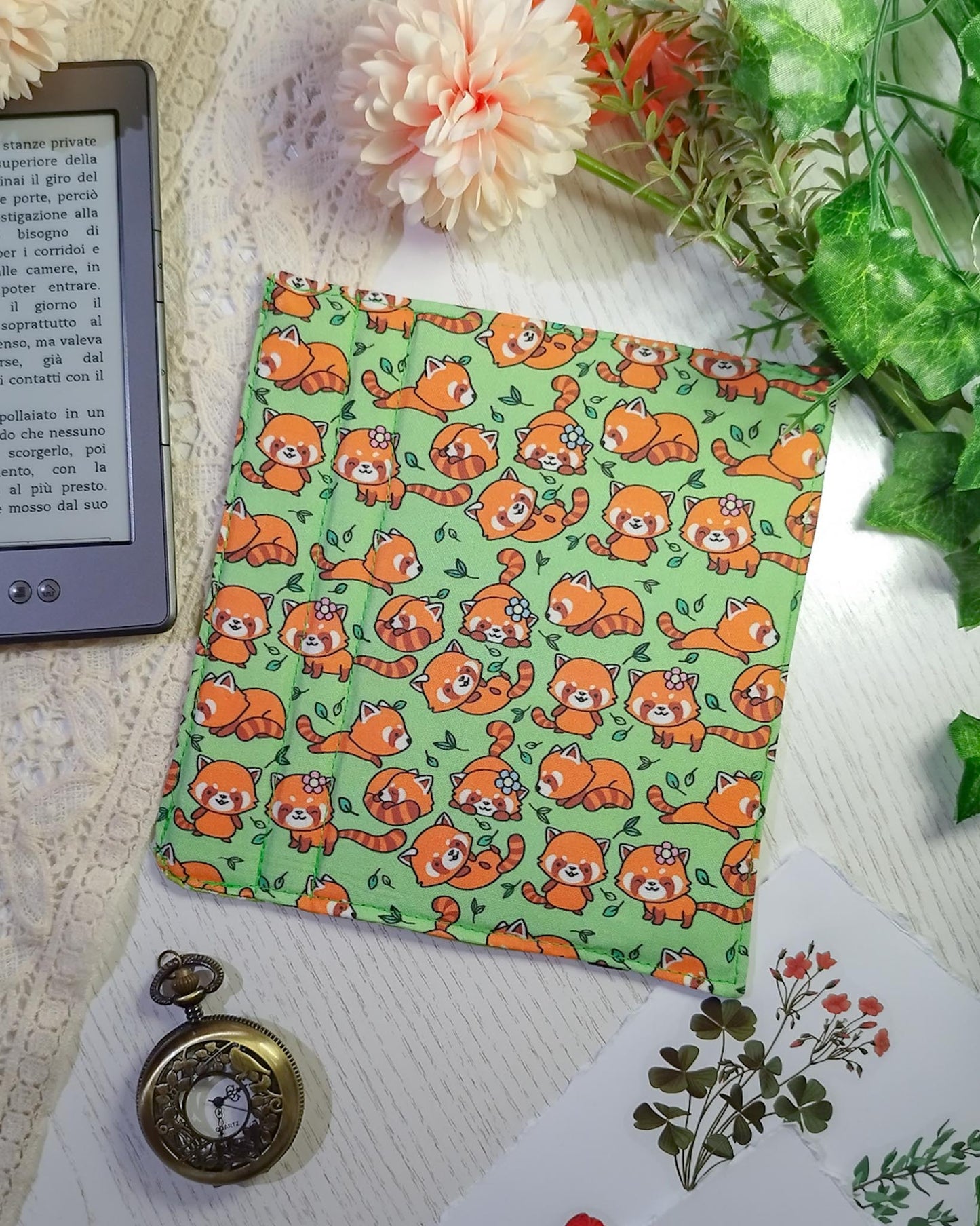 Cover rigida rimovibile per ebook reader Kindle e Kobo "Panda rossi sui prati"