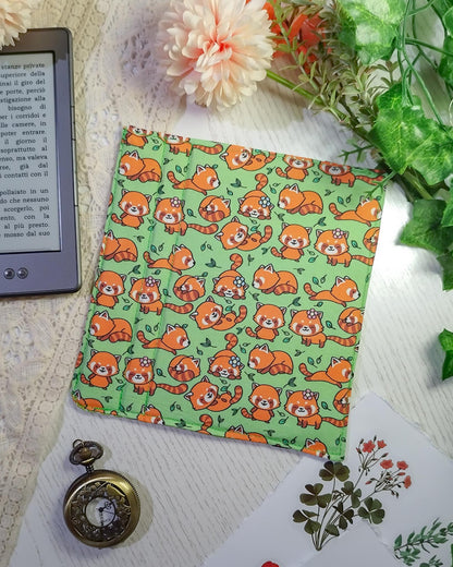 Cover rigida rimovibile per ebook reader Kindle e Kobo "Panda rossi sui prati"