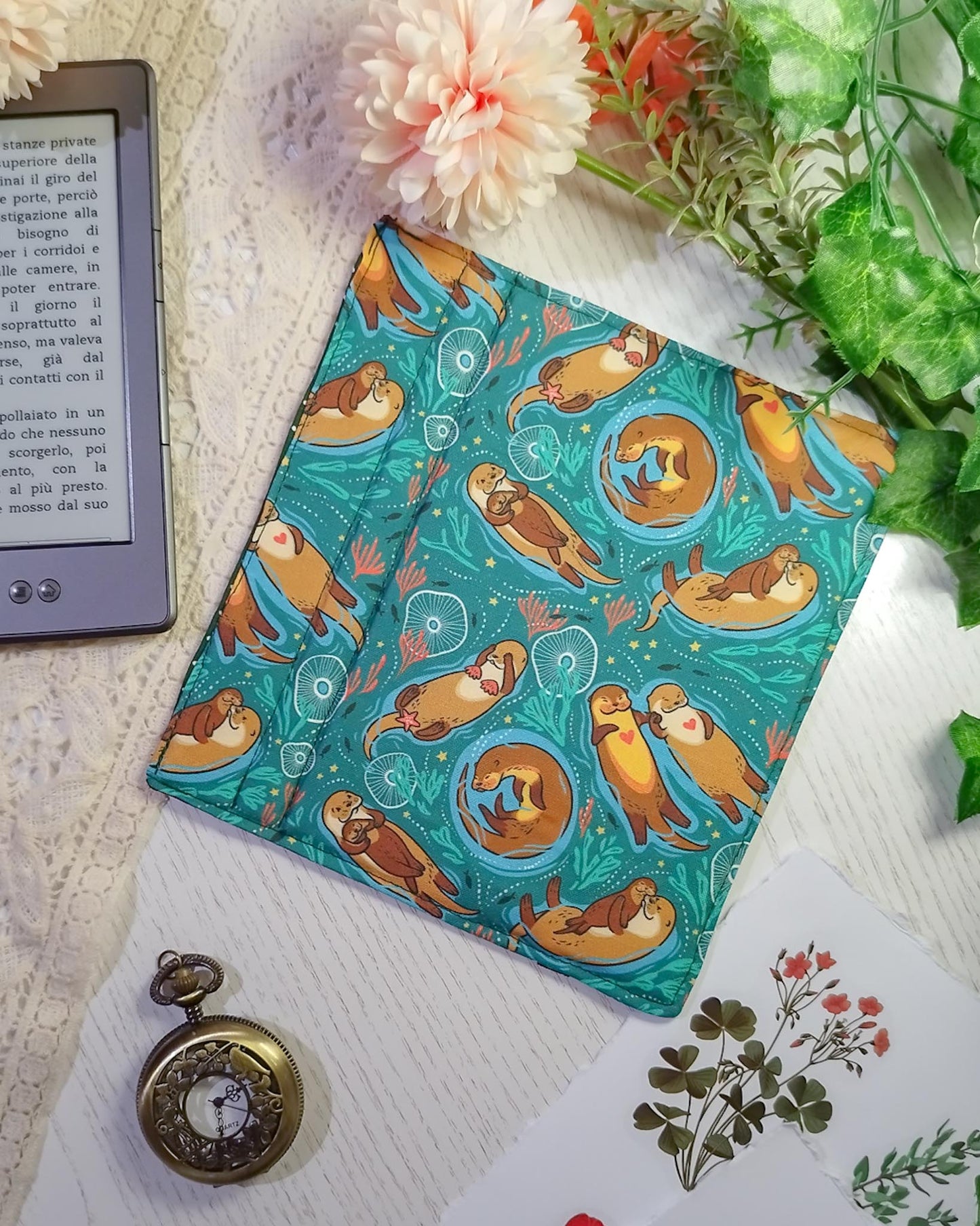 Cover rigida rimovibile per ebook reader Kindle e Kobo "Lontre innamorate"