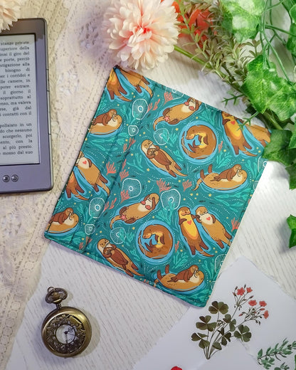 Cover rigida rimovibile per ebook reader Kindle e Kobo "Lontre innamorate"