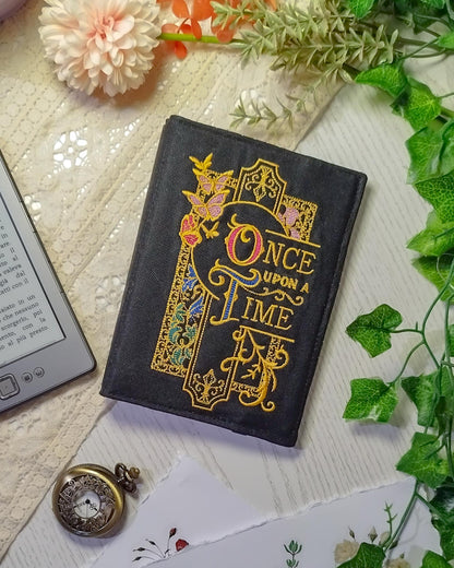 Cover rigida rimovibile ricamata per Kindle e Kobo "Once upon a time"