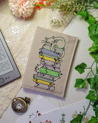 Cover rigida rimovibile ricamata per Kindle e Kobo "Gatto che dorme sui libri"