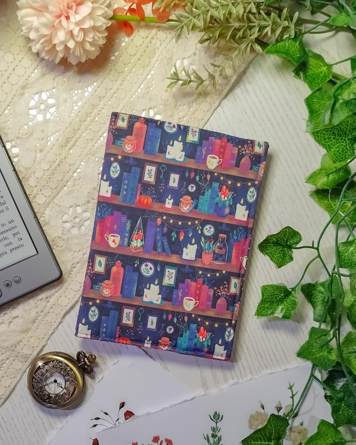 Cover rigida rimovibile per ebook reader Kindle e Kobo "Libri e candele delle streghe"