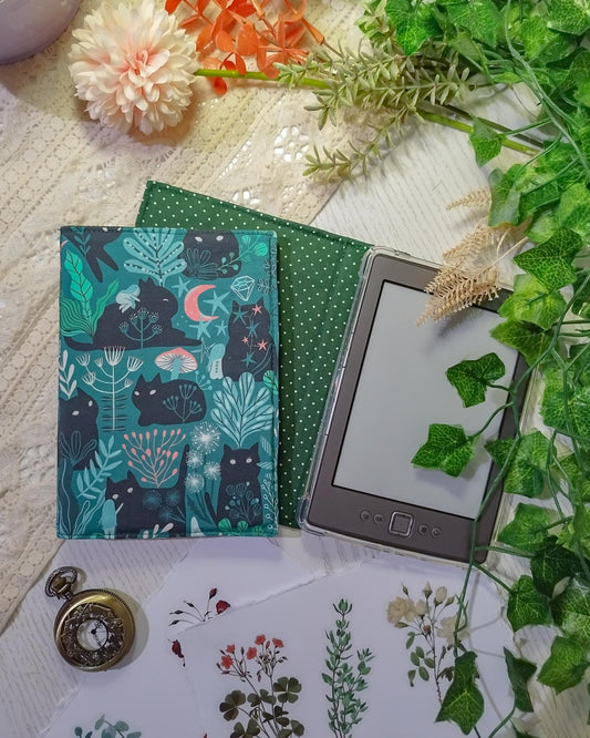 Cover rigida rimovibile per ebook reader Kindle e Kobo "Gatti neri nel bosco"