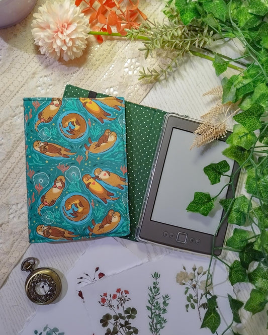 Cover rigida rimovibile per ebook reader Kindle e Kobo "Lontre innamorate"