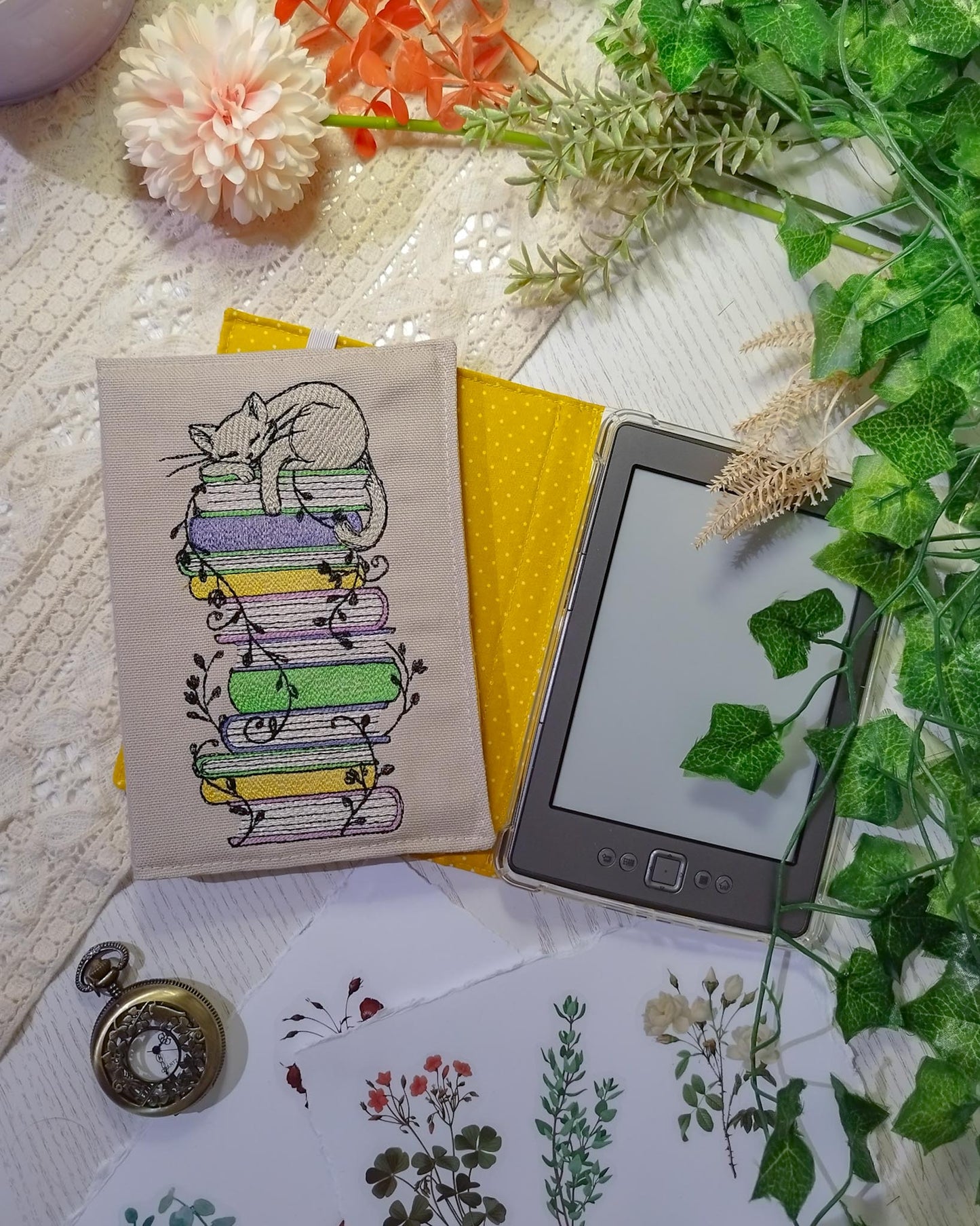 Cover rigida rimovibile ricamata per Kindle e Kobo "Gatto che dorme sui libri"