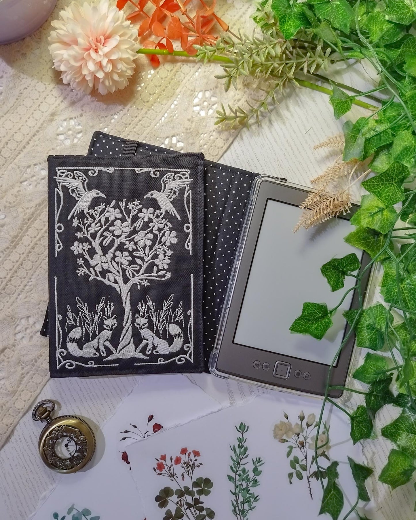 Cover rigida rimovibile ricamata per Kindle e Kobo "Volpi e corvi"