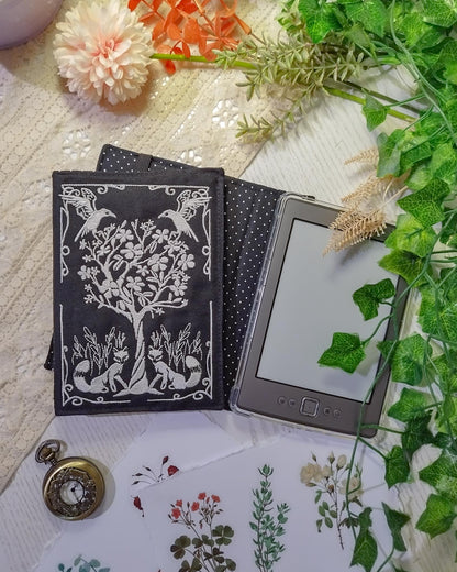 Cover rigida rimovibile ricamata per Kindle e Kobo "Volpi e corvi"