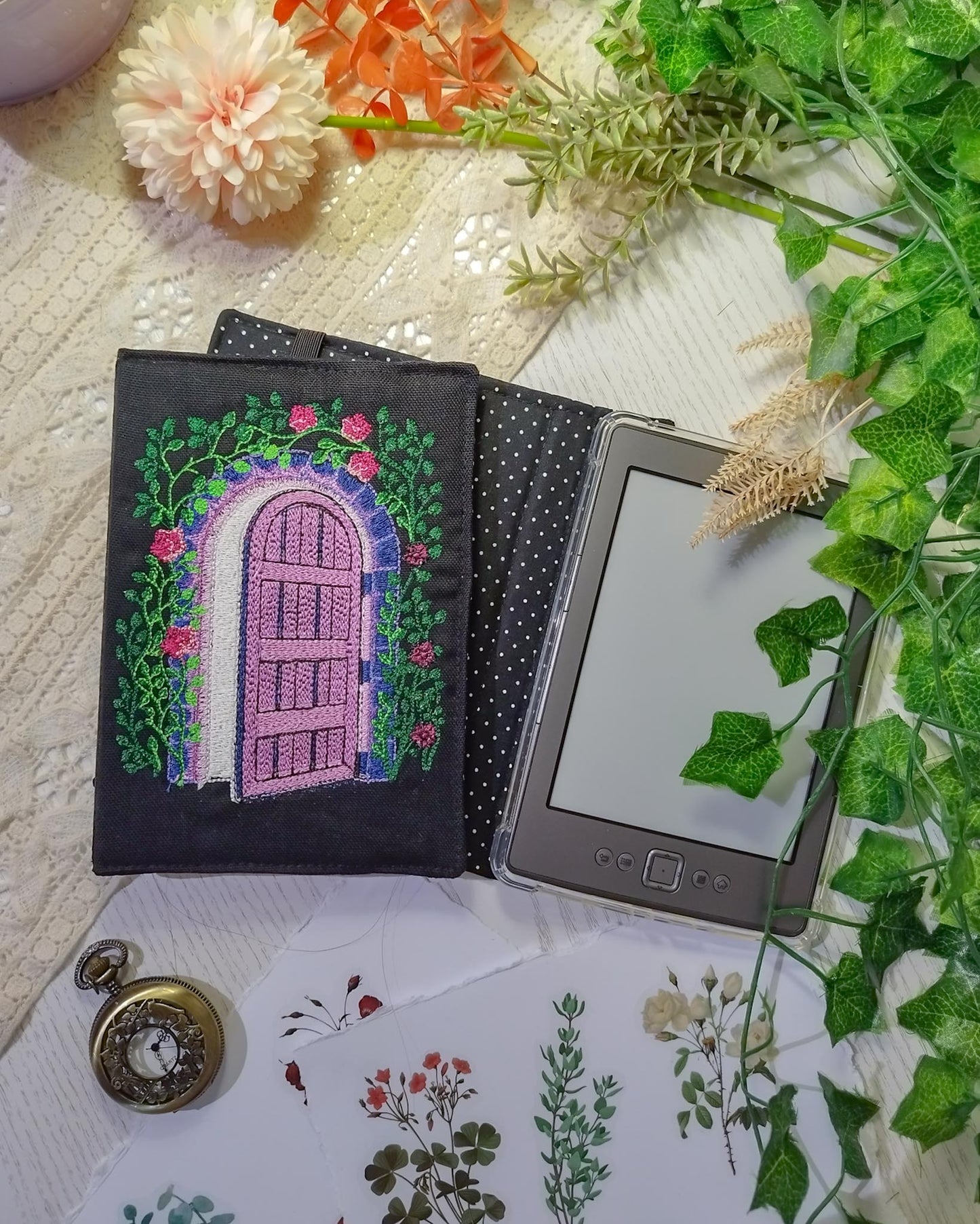Cover rigida rimovibile ricamata per Kindle e Kobo "Porta sul giardino"