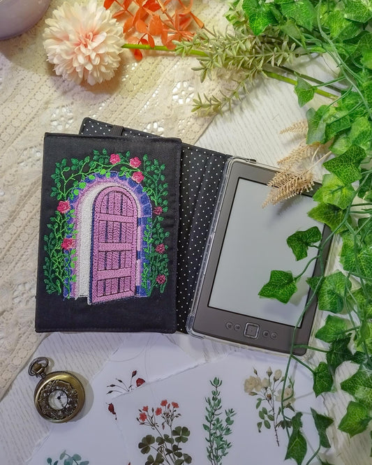 Cover rigida rimovibile ricamata per Kindle e Kobo "Porta sul giardino"
