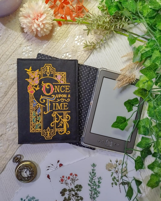 Cover rigida rimovibile ricamata per Kindle e Kobo "Once upon a time"