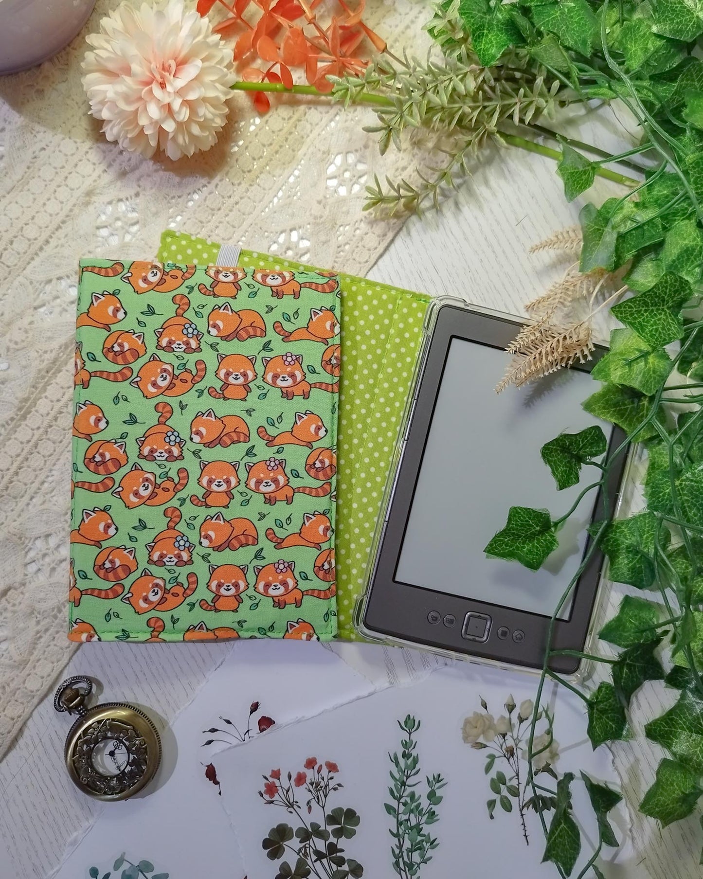 Cover rigida rimovibile per ebook reader Kindle e Kobo "Panda rossi sui prati"