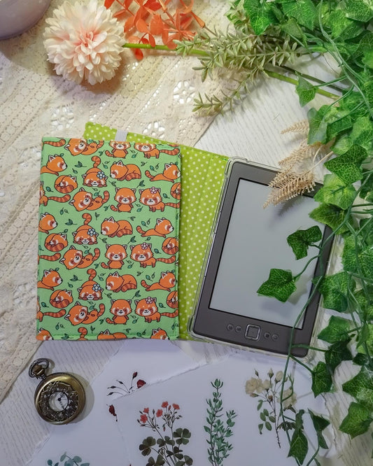 Cover rigida rimovibile per ebook reader Kindle e Kobo "Panda rossi sui prati"