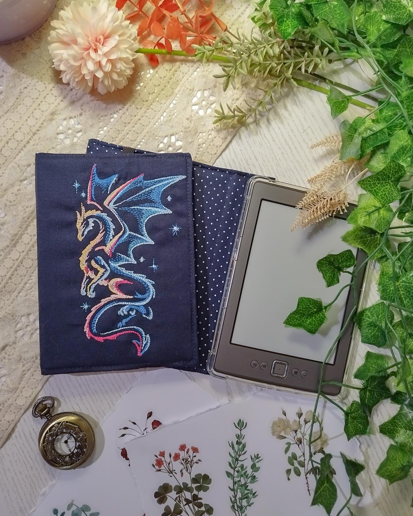 Cover rigida rimovibile ricamata per Kindle e Kobo "Drago celestiale"