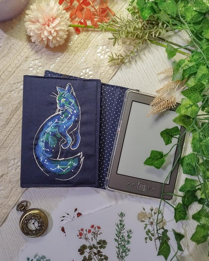 Cover rigida rimovibile ricamata per Kindle e Kobo "Gatto celestiale"
