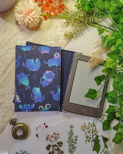 Cover rigida rimovibile per ebook reader Kindle e Kobo "Gatti zodiaco"