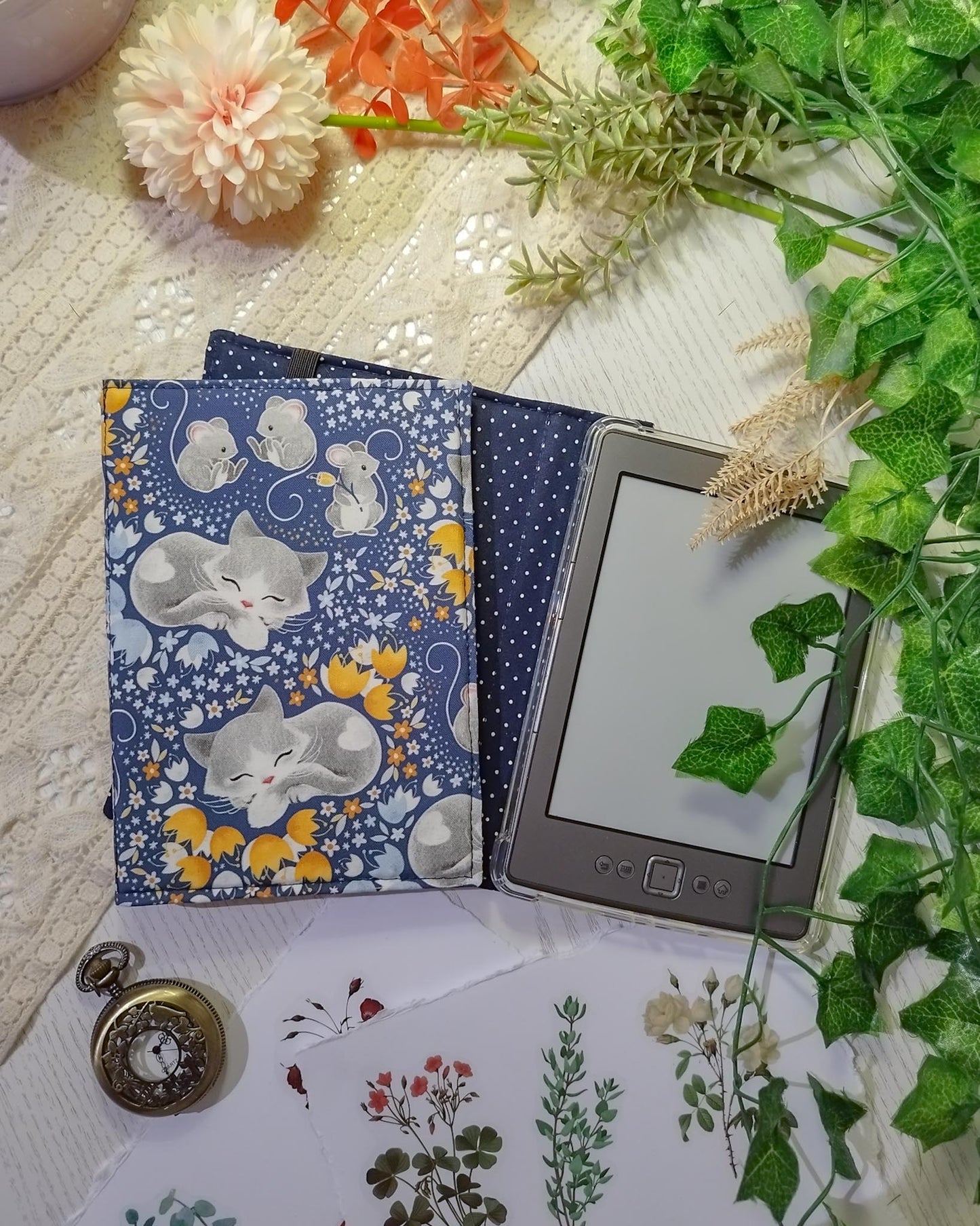 Cover rigida rimovibile per ebook reader Kindle e Kobo "Gatti e topi"