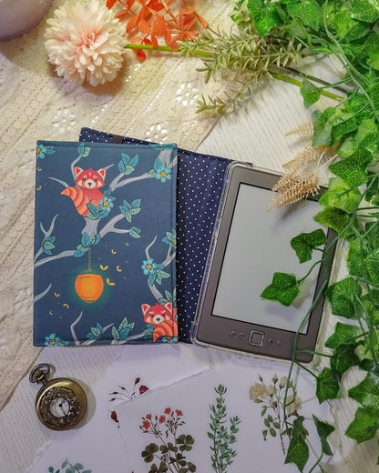 Cover rigida rimovibile per ebook reader Kindle e Kobo "Panda rossi sugli alberi"