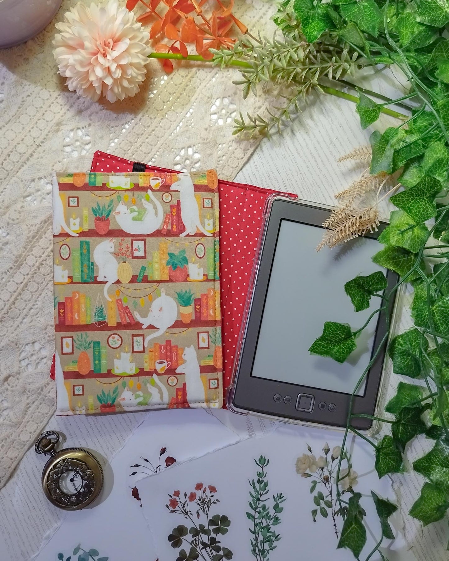 Cover rigida rimovibile per ebook reader Kindle e Kobo "Gatti in libreria beige"