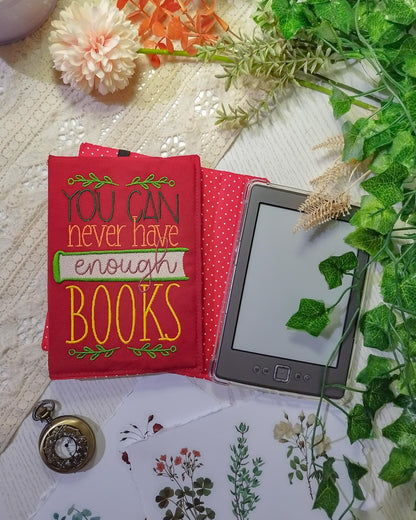 Cover rigida rimovibile ricamata per Kindle e Kobo "Never have enough books"