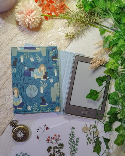 Cover rigida rimovibile per ebook reader Kindle e Kobo "Ragazza che legge"