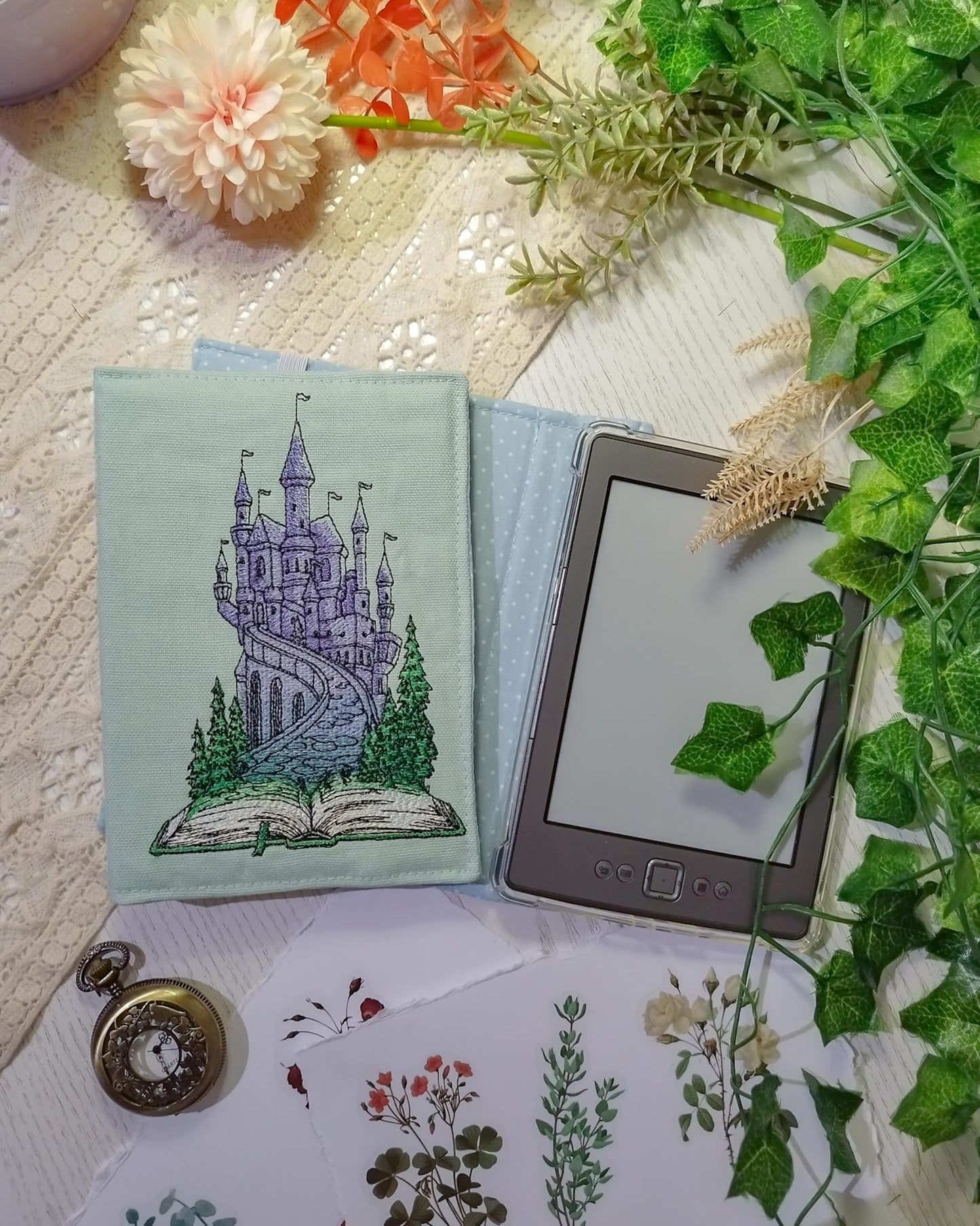 Cover rigida rimovibile ricamata per Kindle e Kobo "Castello sul libro"