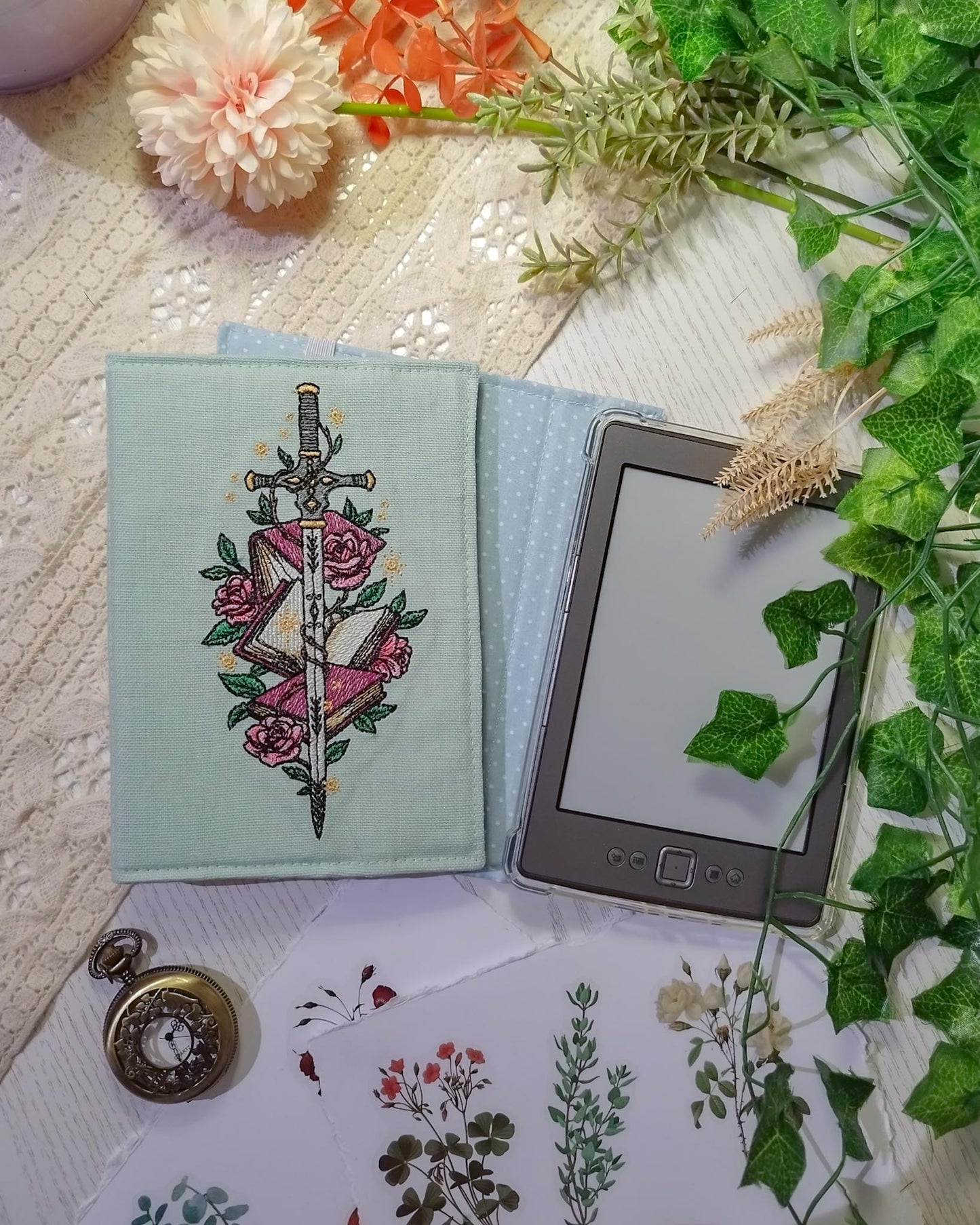 Cover rigida rimovibile ricamata per Kindle e Kobo "Spada e libri"