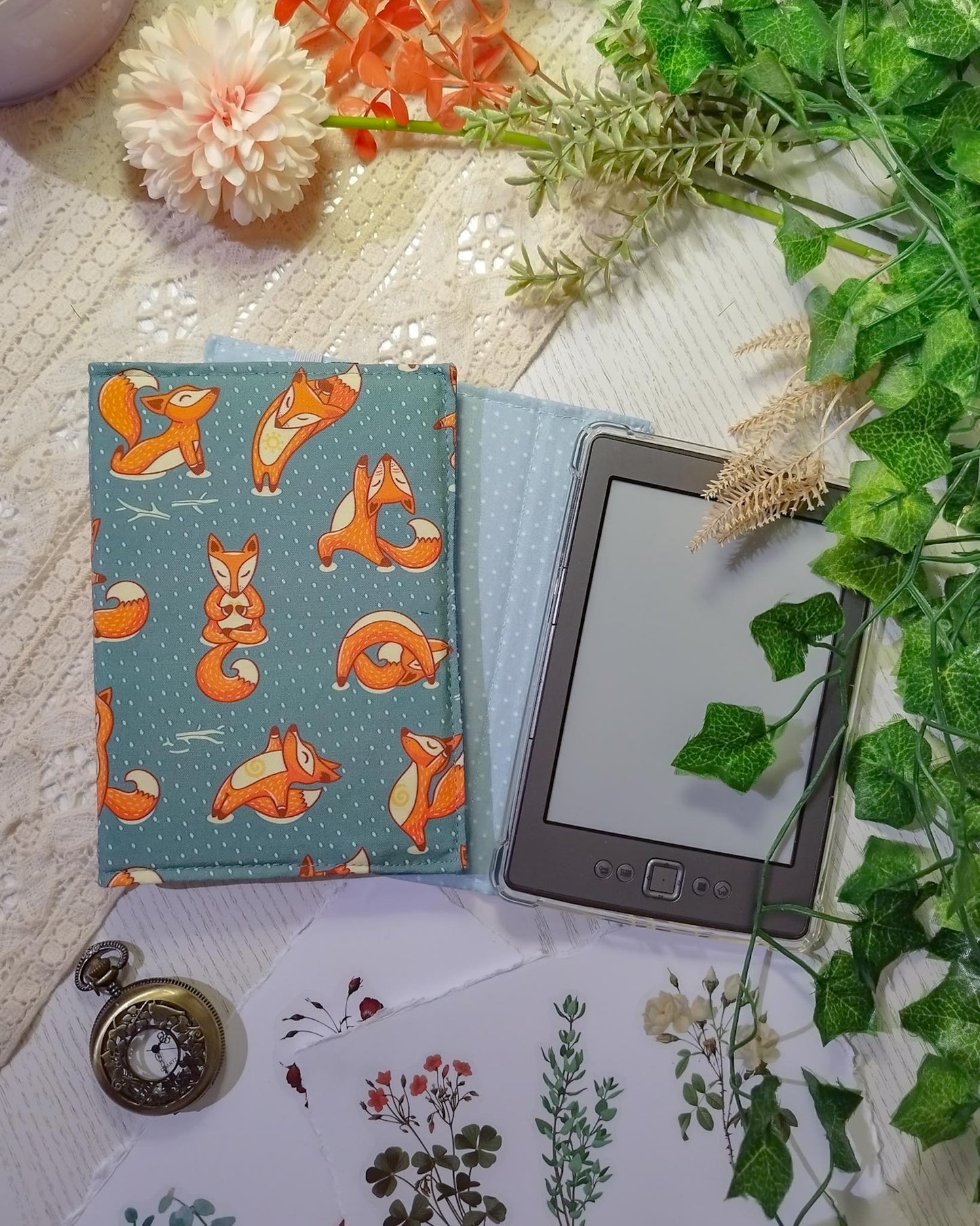 Cover rigida rimovibile per ebook reader Kindle e Kobo "Volpi yoga"