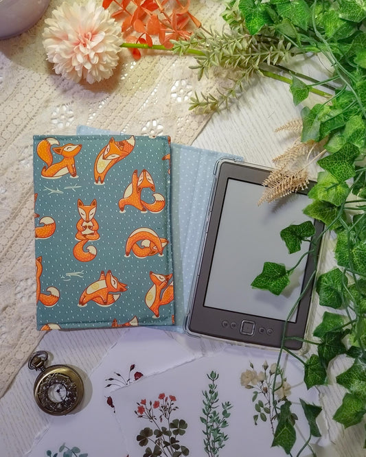 Cover rigida rimovibile per ebook reader Kindle e Kobo "Volpi yoga"