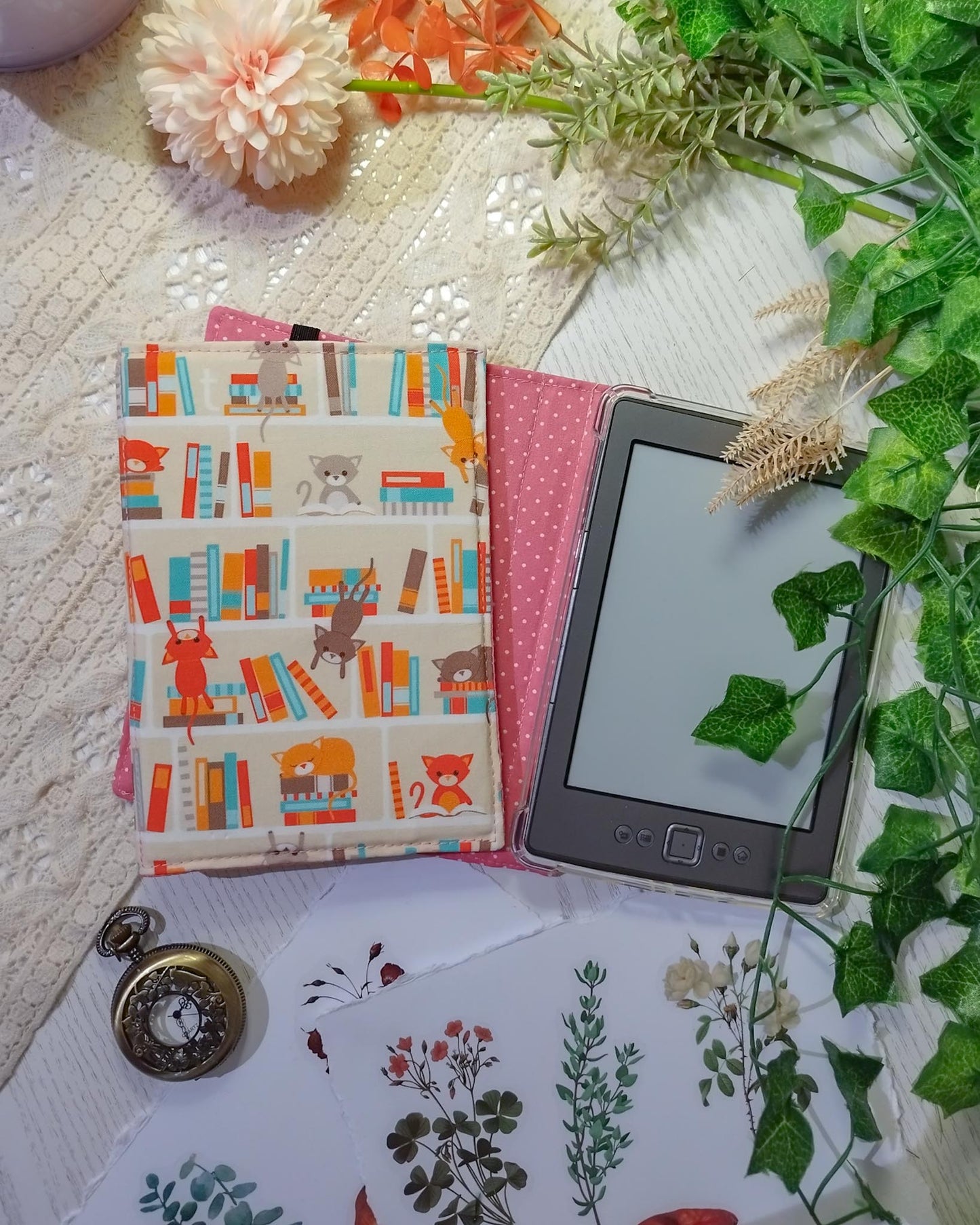 Cover rigida rimovibile per ebook reader Kindle e Kobo "Gatti in libreria rosa"