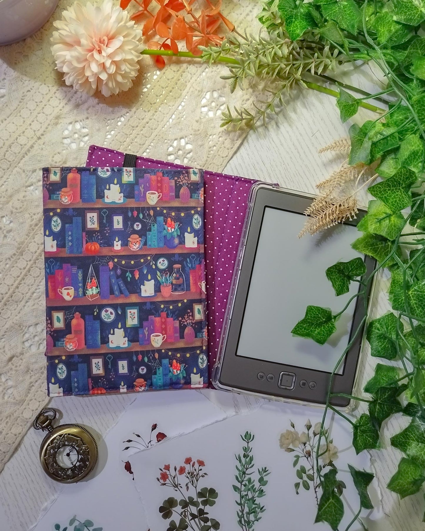 Cover rigida rimovibile per ebook reader Kindle e Kobo "Libri e candele delle streghe"