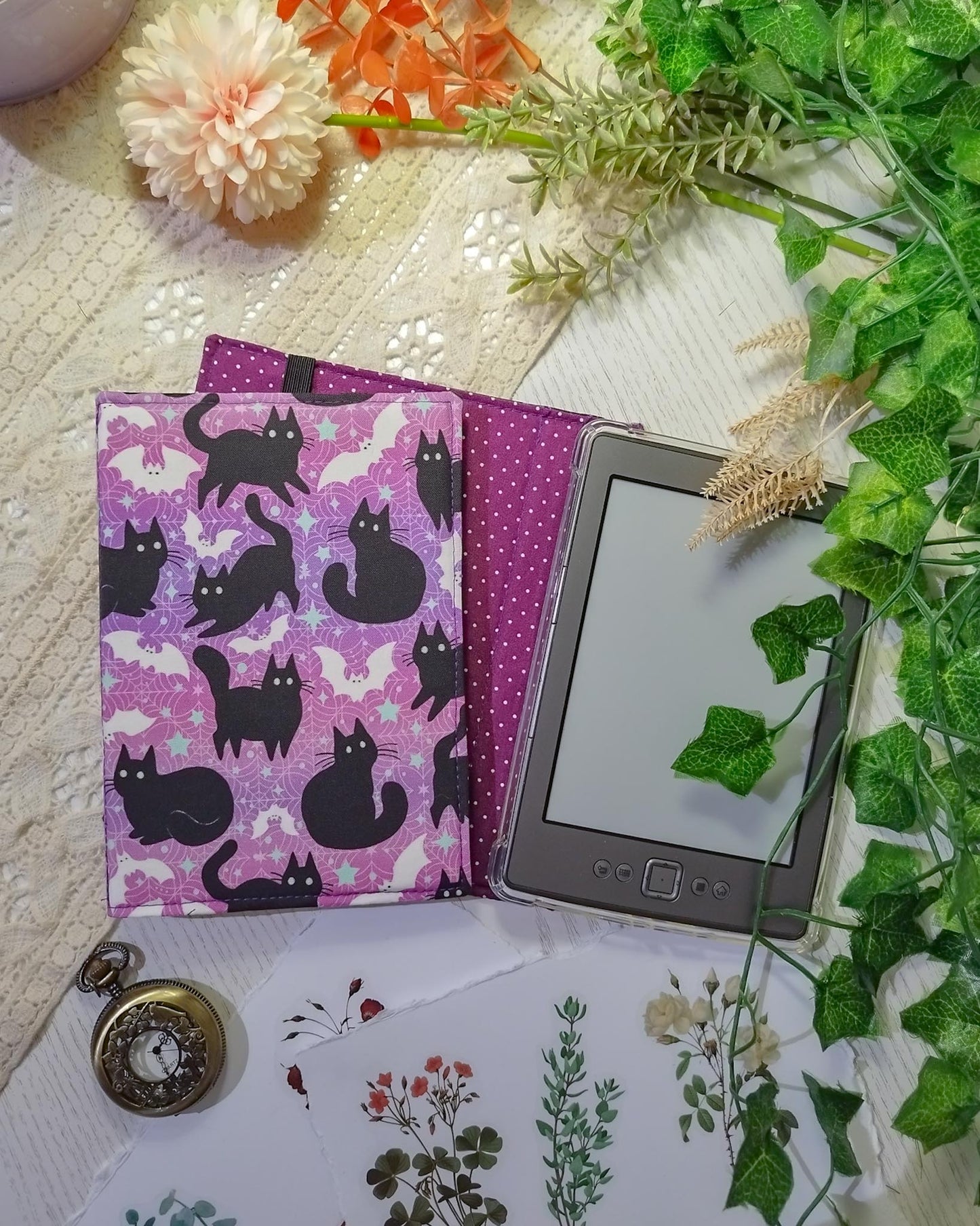 Cover rigida rimovibile per ebook reader Kindle e Kobo "Gatti e pipistrelli viola"