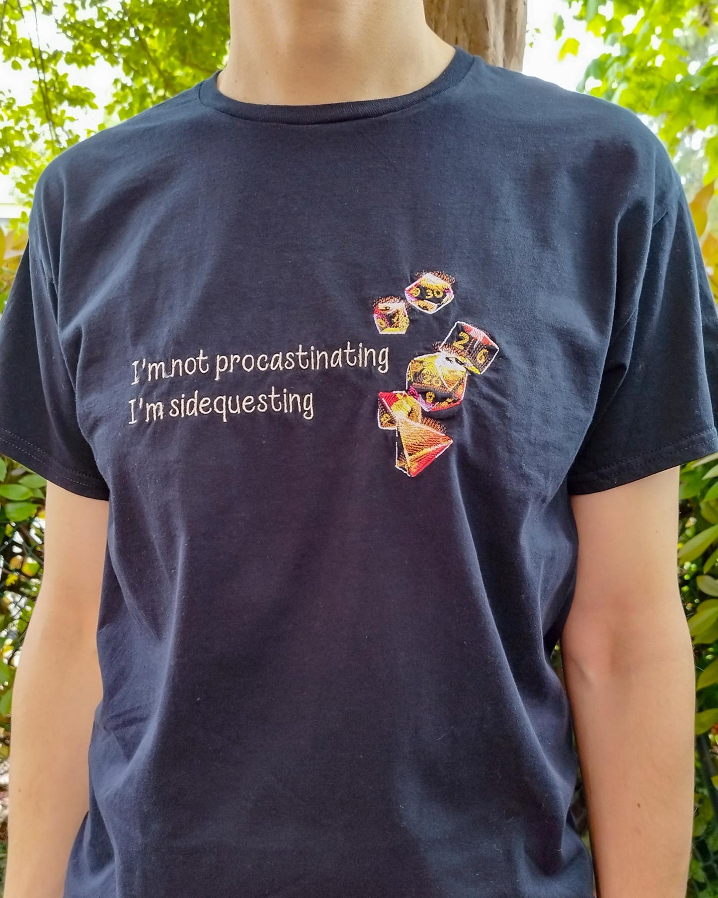 Maglietta in cotone ricamata "I'm not procastinating" con dadi