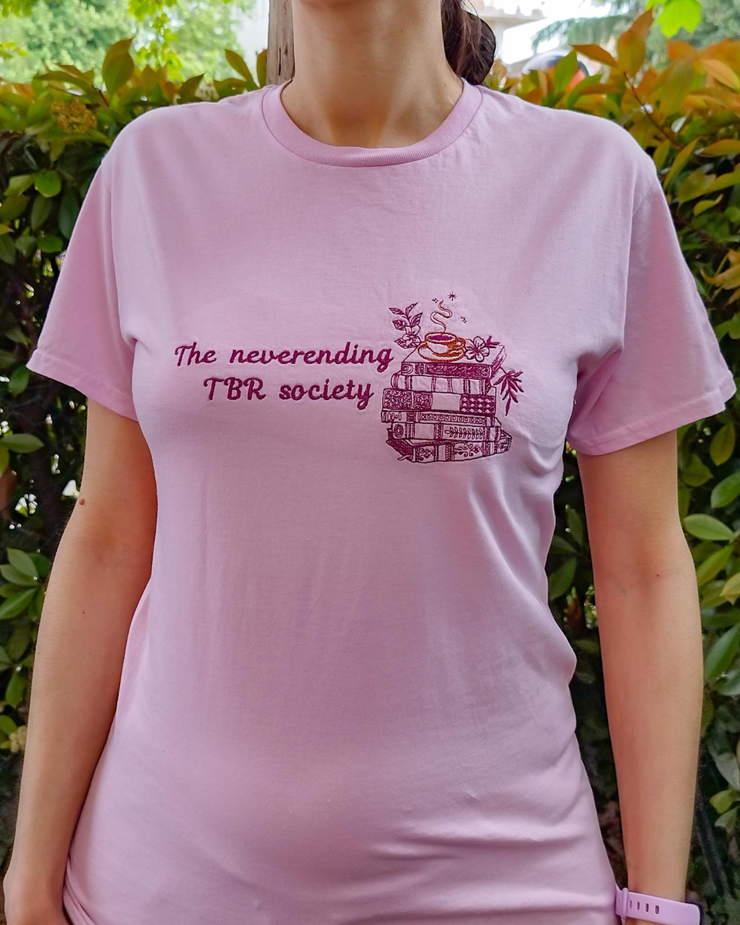 Maglietta in cotone ricamata "The neverending TBR society"