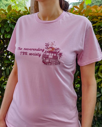 Maglietta in cotone ricamata "The neverending TBR society"