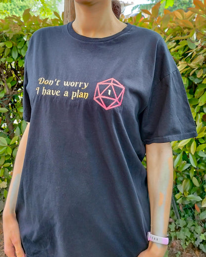 Maglietta in cotone ricamata "Don't worry I have a plan"