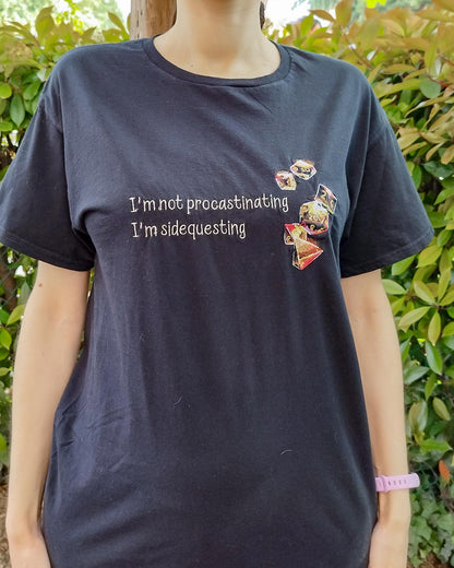 Maglietta in cotone ricamata "I'm not procastinating" con dadi