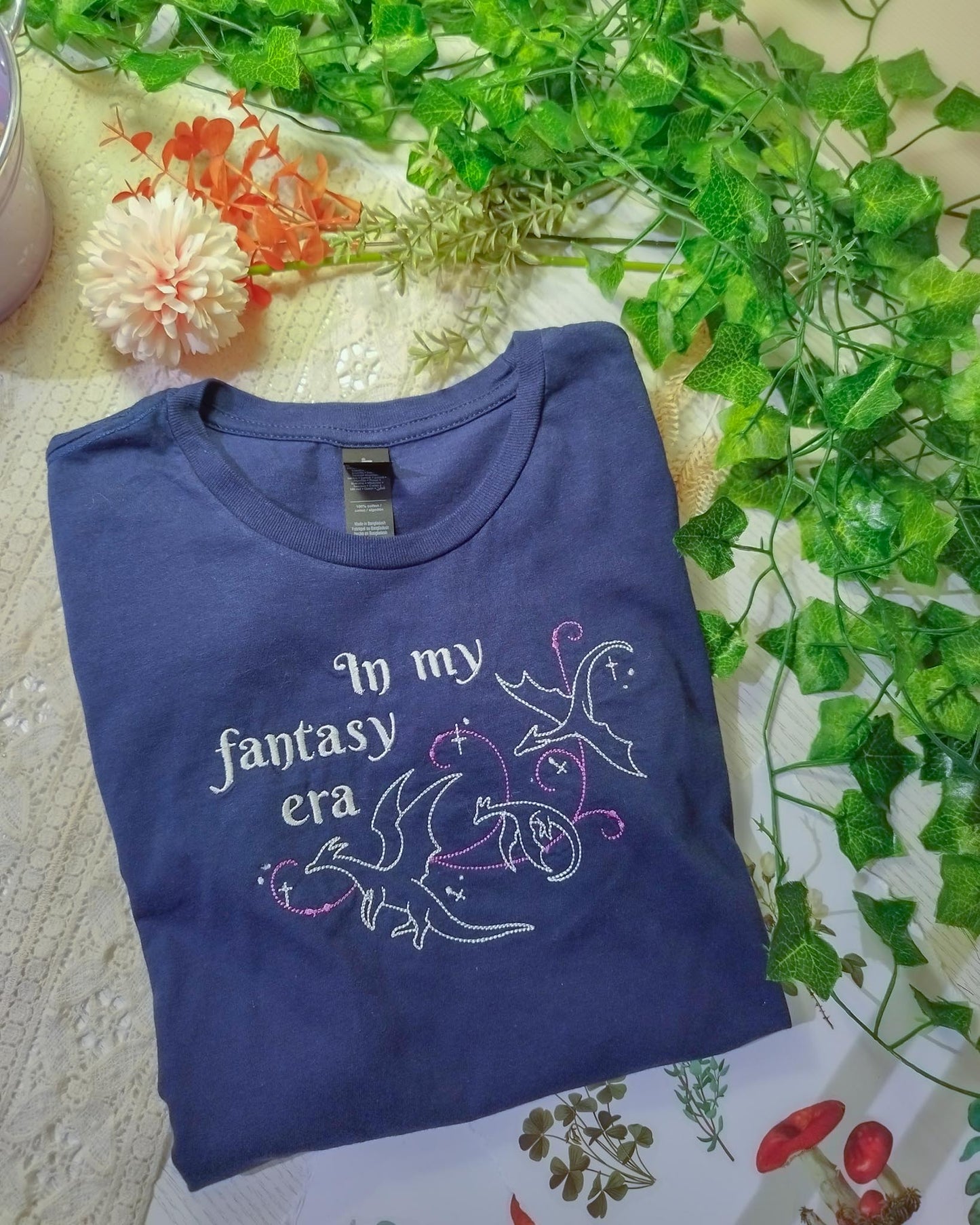 Maglietta in cotone ricamata "In my fantasy era"