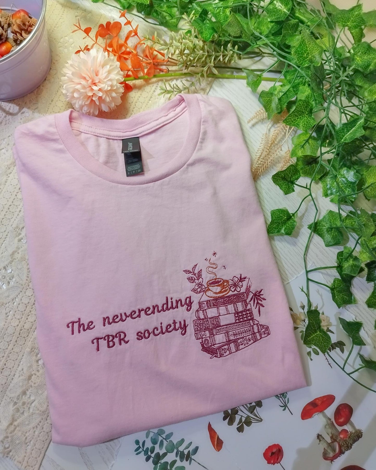 Maglietta in cotone ricamata "The neverending TBR society"