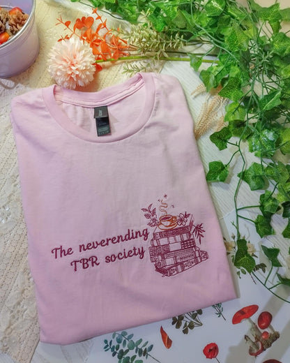 Maglietta in cotone ricamata "The neverending TBR society"
