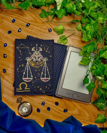 Cover rigida rimovibile ricamata per Kindle e Kobo "Segno zodiacale bilancia"