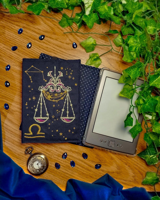 Cover rigida rimovibile ricamata per Kindle e Kobo "Segno zodiacale bilancia"