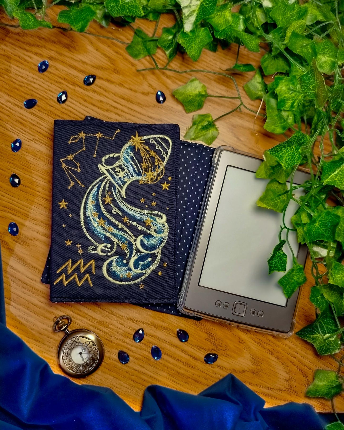 Cover rigida rimovibile ricamata per Kindle e Kobo "Segno zodiacale acquario"