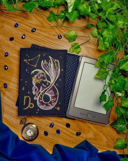 Cover rigida rimovibile ricamata per Kindle e Kobo "Segno zodiacale capricorno"