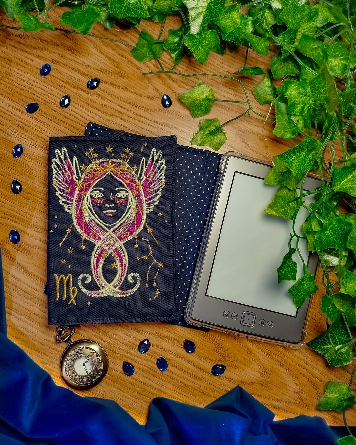 Cover rigida rimovibile ricamata per Kindle e Kobo "Segno zodiacale vergine"