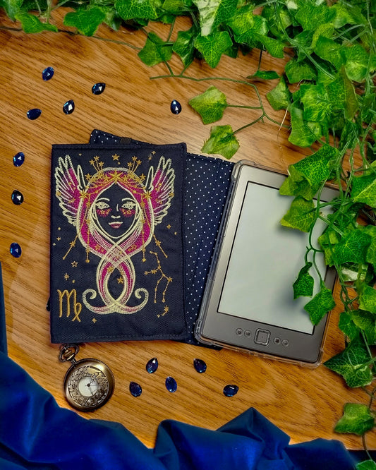 Cover rigida rimovibile ricamata per Kindle e Kobo "Segno zodiacale vergine"