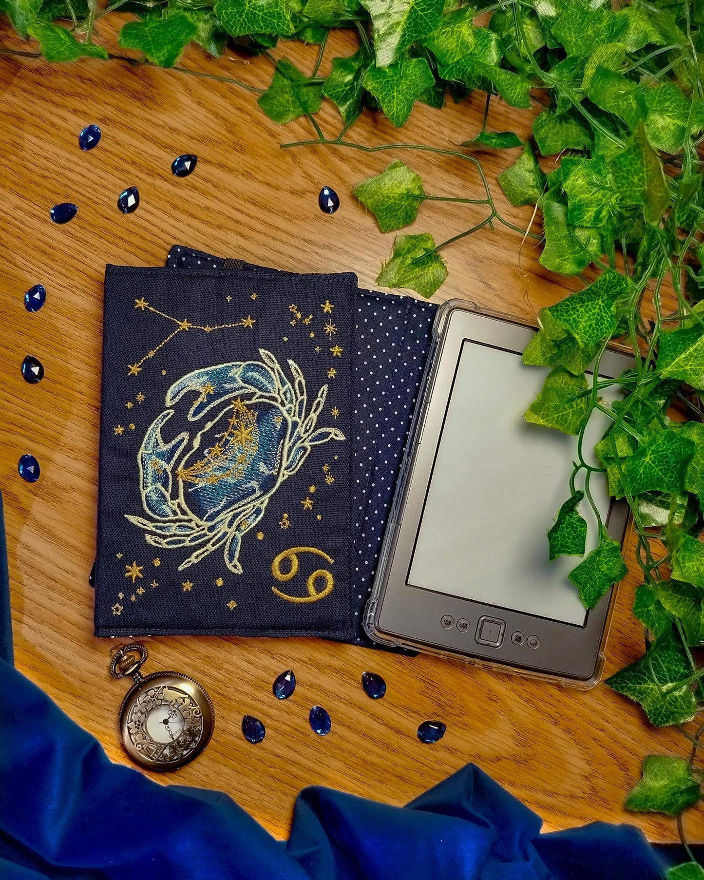 Cover rigida rimovibile ricamata per Kindle e Kobo "Segno zodiacale cancro"