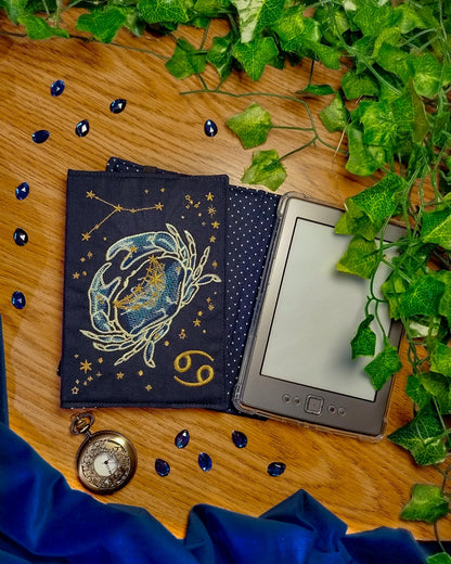 Cover rigida rimovibile ricamata per Kindle e Kobo "Segno zodiacale cancro"